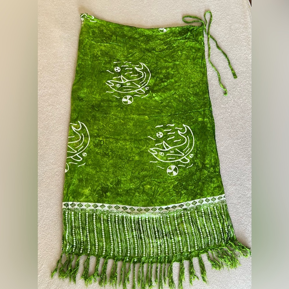 Handmade Indonesia 100% Rayon Sarong Green Tie Dye Fish Peace Motif Fringe Wrap
